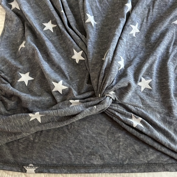 Gray Star Pattern Top - Picture 3 of 4